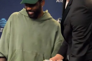 队友们现场来支持弗拉格最佳新秀...