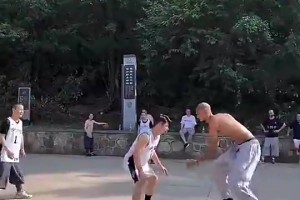 男篮何时能再有这样名场面！08奥运陈江华晃过科比一条龙上篮